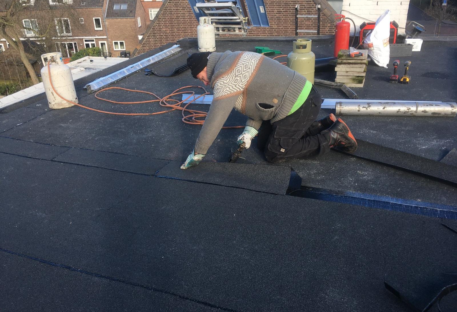 Tijdens: toplaag bitumen branden